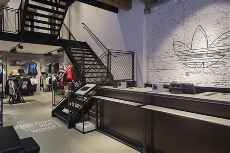 foto's van adidas originals store amsterdam